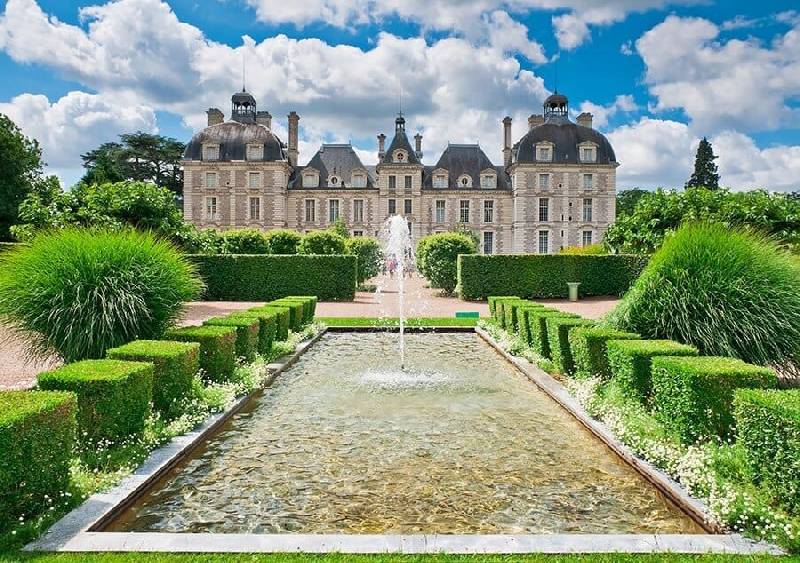 Vue du château de Cheverny depuis le jardin de l'apprenti, France