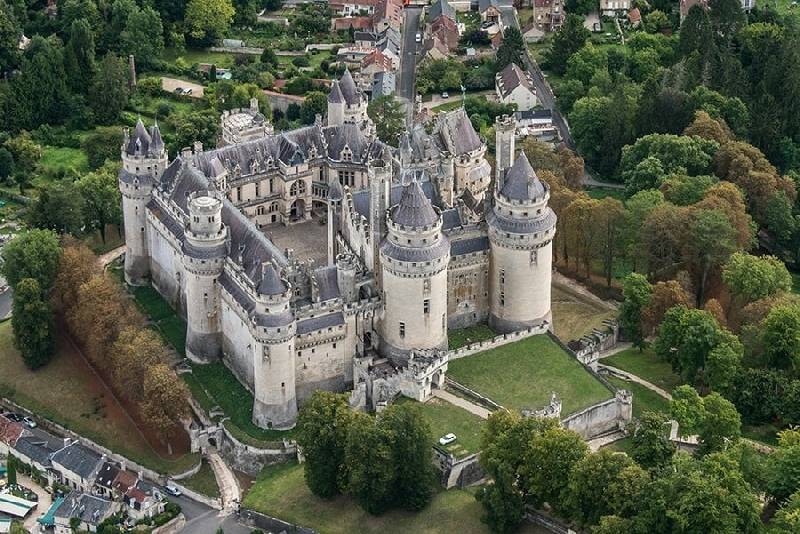 Vue aérienne du Château de Pierrefond - 60 - restauré par Viollet le Duc